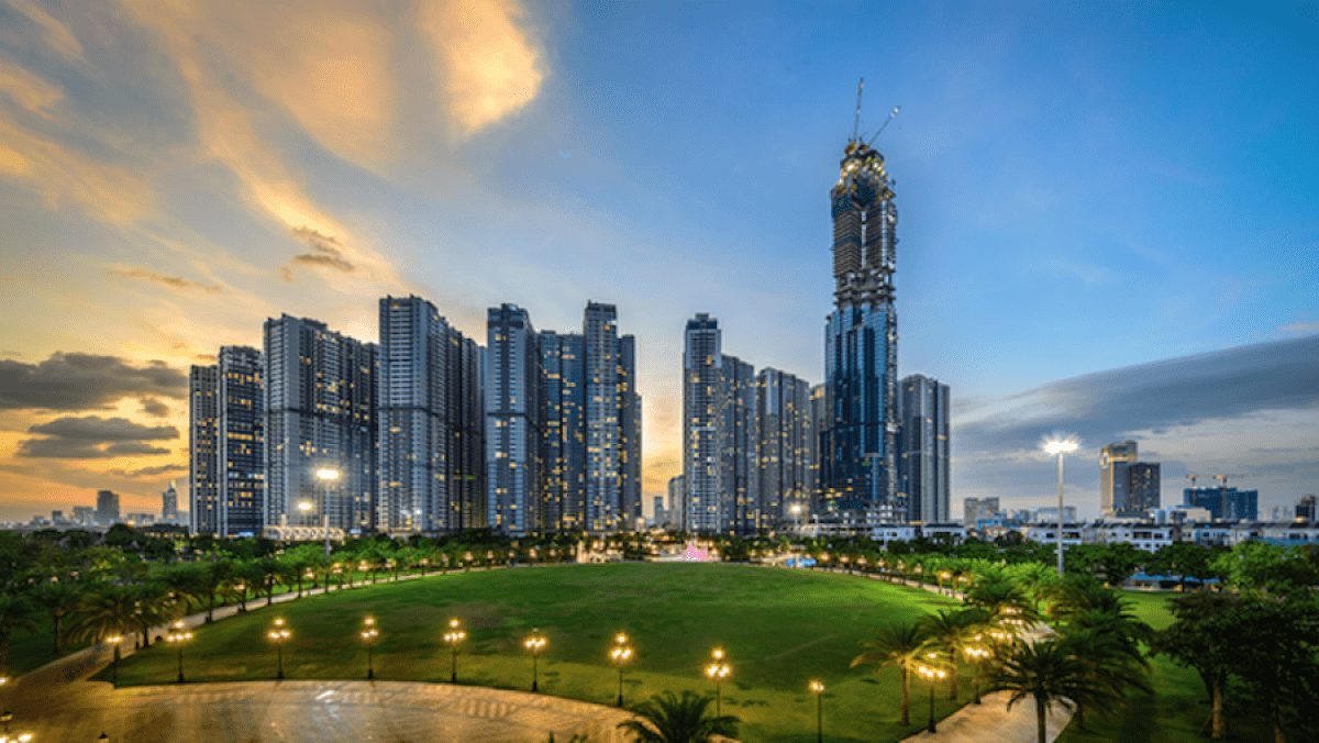 Nhà đầu tư đứng trước bài toán “cân não”: Vay tiền "ôm" đất hay bán bớt để nhẹ nợ